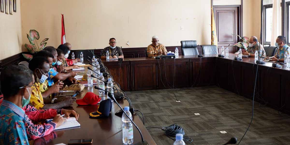 hari-pertama-berkantor-sekda-gomar-koordinasi-minta-masukan